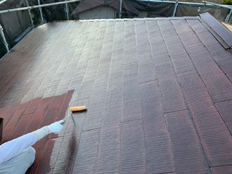 屋根塗装　シーラーで下塗り
